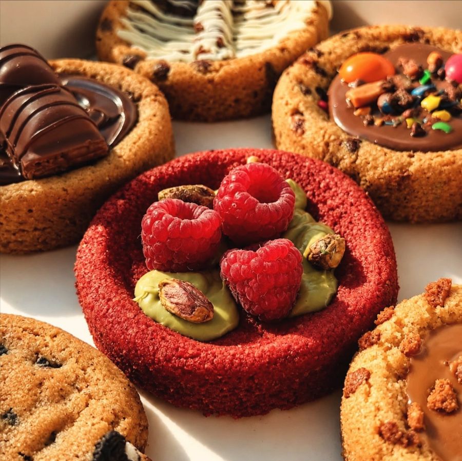 Cookie red velvet, framboises et pistache