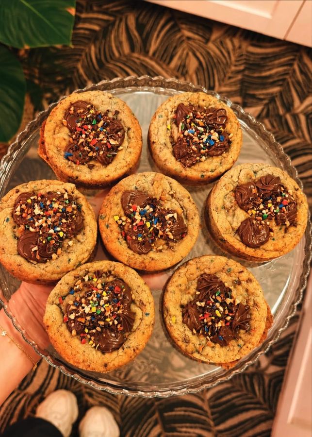 Cookies pralinés et éclats colorés
